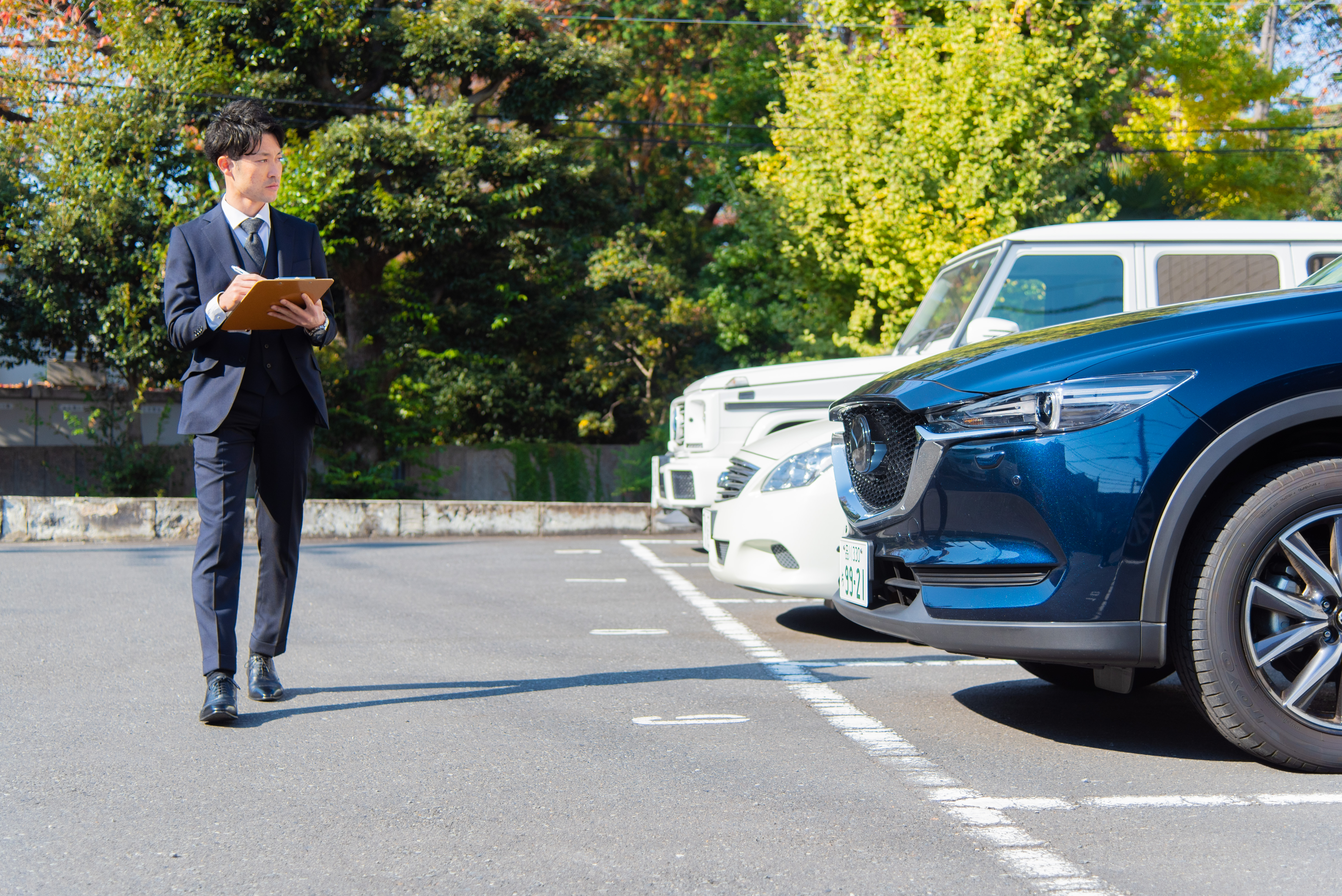 駐車場の現地確認をしている様子
