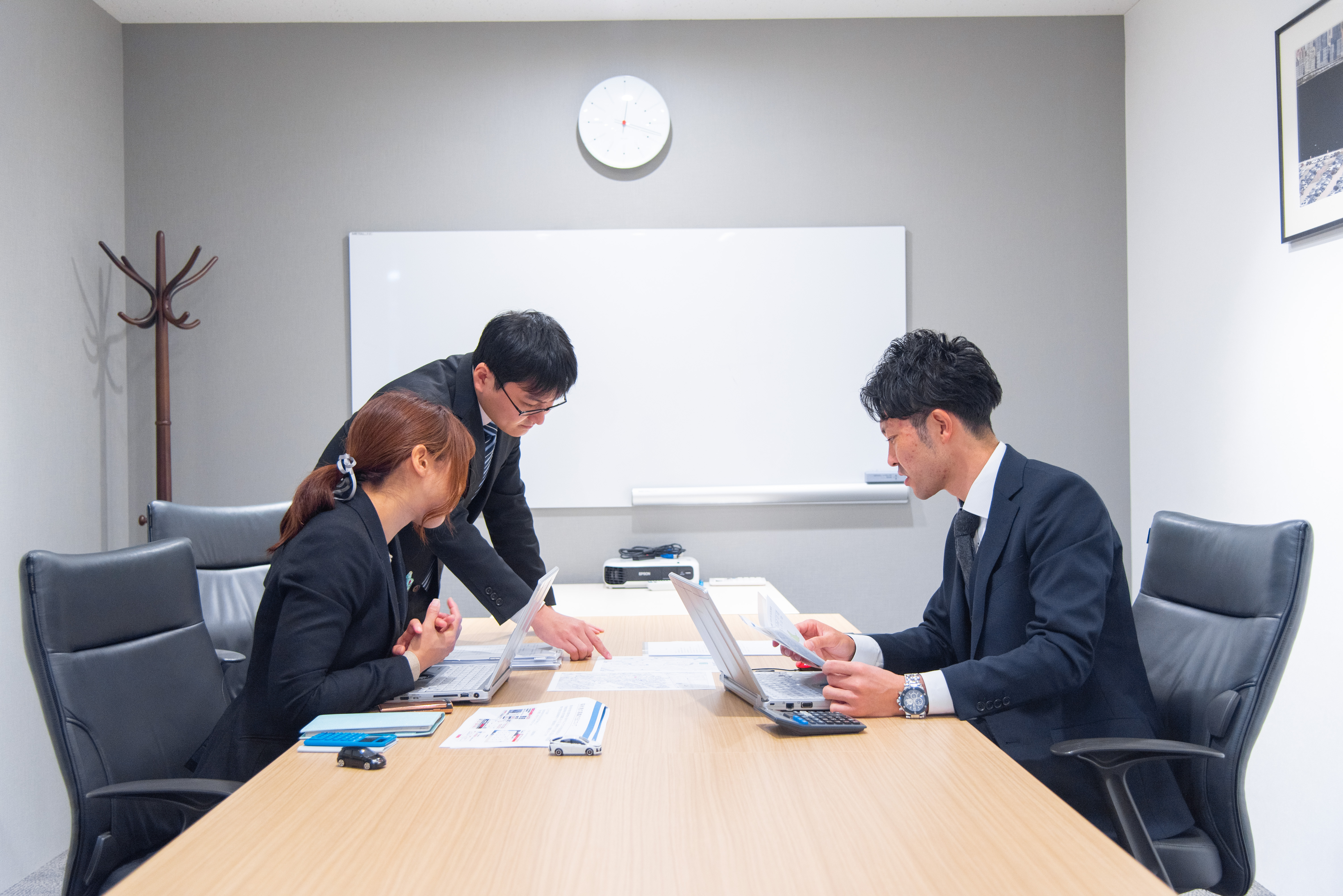 調査結果を精査している様子