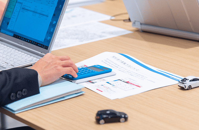 契約成立の手続きをしている様子