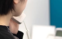 電話で話を聞いている様子