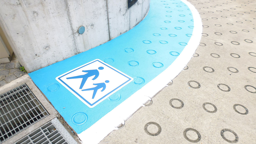 駐車場地下スロープ