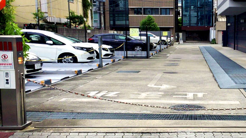 チェーンゲート付きの駐車場