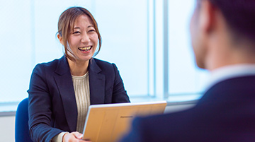 話を伺っている様子