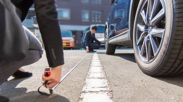 駐車場幅を計っている様子
